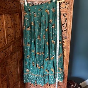 Vintage Chaus skirt. Green with hunting or polo scene print.